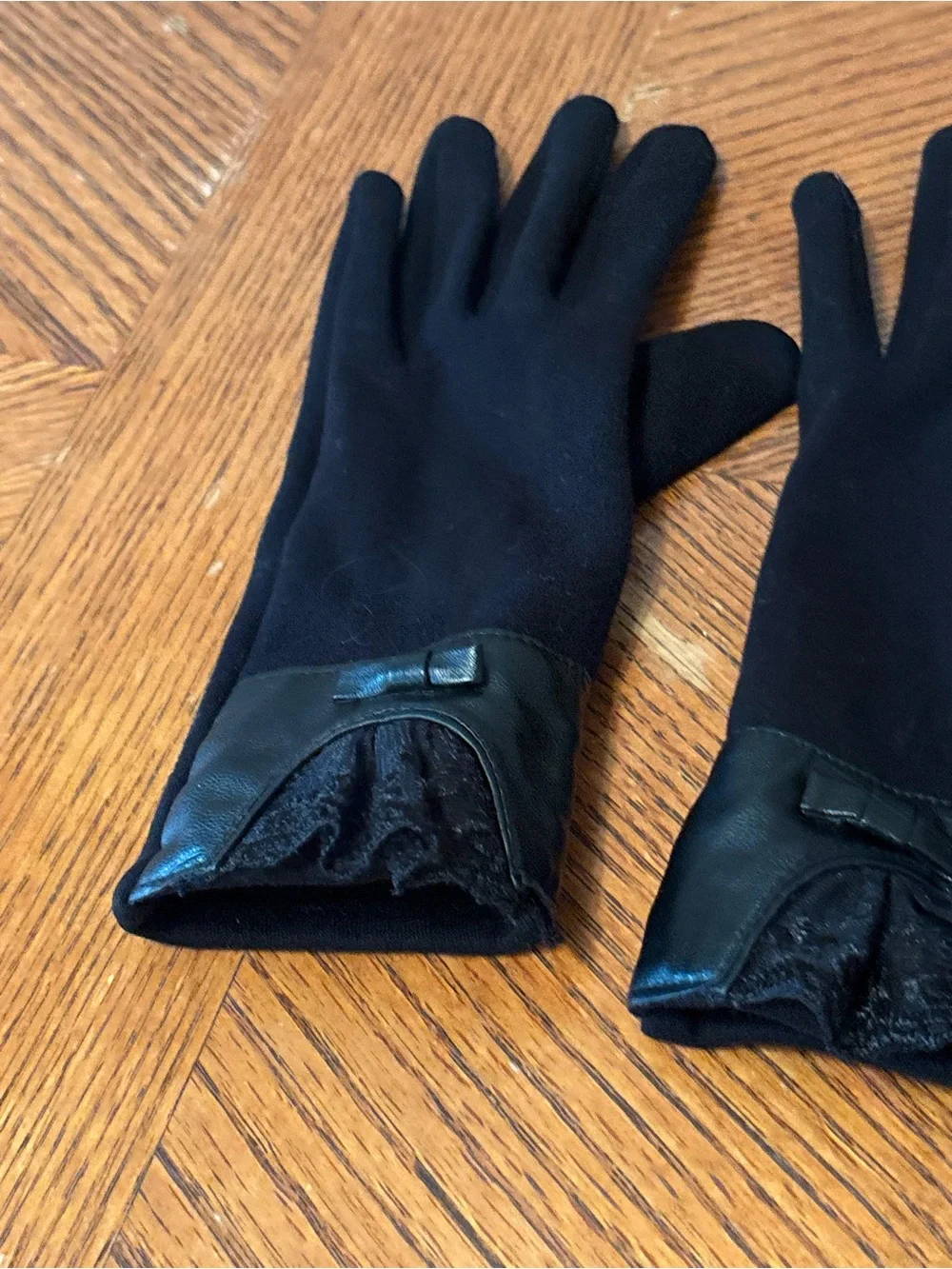 Black Tech Stretch Gloves Faux Leather Bow Lace Trim Fleece Lined Touchscreen